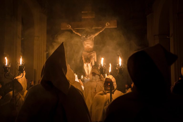 El Cristo de Difuntos y Ánimas procesiona levantado por primera vez