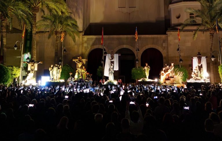 Crevillent recupera el “miserere” en viernes santo con una emotiva y renovada interpretación coral